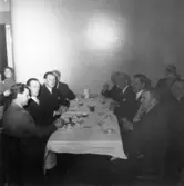 Tjänstemännen på Papyrus har personalfest, 16/4-1948.
Fr. v. nr 1 Gustav Ring, nr 2 Albert Bengtsson,  nr 3 Einar Harald, nr 4 okänd, nr 5 John Georg Strandberg, nr 6 Jarl Tengelin, nr 7 Holger Sillen, nr 8 okänd