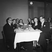 Personalfest för tjänstemännen.
T.v. William Tibell, t.h. Agne Wiselqvist, t.v. n:r 4 N. Cederhök.
Foto: verkmästare Hermansson.