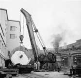 PM3 Yankeecylinder, transport med SJ:s katastrofkran.
En grupp okända män.