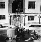 PM3 Yankeecylinder, transport med SJ:s katastrofkran.
Två okända män.