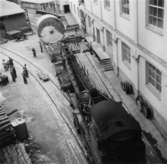 PM3 Yankeecylinder, transport med SJ:s katastrofkran.
En grupp okända män.