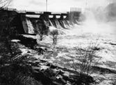 Ätrafors dammbyggnad den 16 april 1951. Samtliga nålar och luckor är uppdragna.