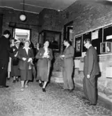 Fabriksvisning för anställdas anhöriga den 19 maj 1953.