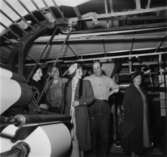 Fabriksvisning för anställdas anhöriga den 19 maj 1953.
En grupp okända personer.
