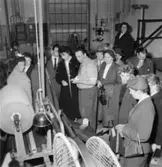 Fabriksvisning för anställdas anhöriga den 19 maj 1953.
En grupp okända personer.