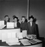 Fabriksvisning för anställdas anhöriga den 19 maj 1953.
En grupp okända personer.