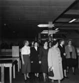 Fabriksvisning för anställdas anhöriga den 19 maj 1953.
En grupp okända personer.