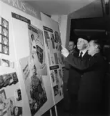 Fabriksvisning för anställdas anhöriga den 19 maj 1953.
Tre okända män.