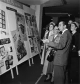 Fabriksvisning för anställdas anhöriga den 19 maj 1953.
En grupp okända personer.