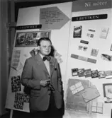 Fabriksvisning för anställdas anhöriga den 19 maj 1953.
Personalchef Håkan Törnqvist.