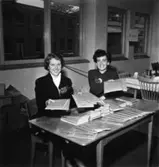 Fabriksvisning för anställdas anhöriga den 19 maj 1953.
Två okända kvinnor.