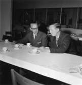 Fabriksvisning för anställdas anhöriga den 19 maj 1953.
Överingenjör William Tibell, Anders Eliasson.