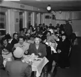 Fabriksvisning för anställdas anhöriga den 19 maj 1953.
Grupp okända personer.