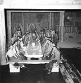 Taklagsfest i PM3  byggnad 6 på Papyrus fabriker. År 1950
Fr.v. Ingvar Lundqvist, t.h. överingenjör William Tibell.