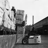 Lossning av massa med truck.
Astor Johansson, Evert Samuelsson.