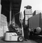 Lossning av massa med truck. Fr. v. Astor 