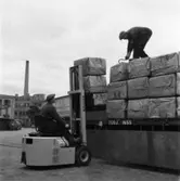 Lossning av massa med truck. Fr. v.Astor Johanssson,Evert Samuelsson.