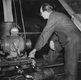 PM 8, slipning av cylinder.
En okänd man.