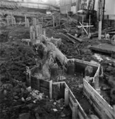 Byggnad N:o 6, tillbyggnad 1954. Pålning.
Två okända män.