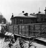 Byggnad N:o 6, tillbyggnad 1954. Övre porten.