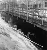 Byggnad N:o 6, tillbyggnad 1954. Isolering av grund.