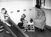 2st av barnen Jönsson på daghemmet? Barnkrubban, hösten 1954. En kvinna är också med på bilden. Gulli Österberg.