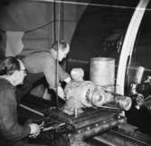 Pm 8, slipning av cylinder på Papyrus fabriker, januari 1954.
Två män är med på bilden.  Från vänster Ossian Forsell och Oskar Magnusson.