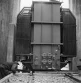 Transport av transformator 50 kV på Papyrus fabrik, 18/6-1955. Två män är med på bilden.