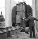 Transport av transformator 50 kV på Papyrus fabrik, 18/6-1955. En man är med på bilden. Överingenjör William Tibell.