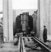 Transport av transformator 50 kV på Papyrus fabrik, 18/6-1955. Fem män är med på bilden. Överingenjör William Tibell, okänd, okänd, okänd, okänd.