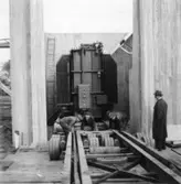 Transport av transformator 50 kV på Papyrus fabrik, 18/6-1955. Fem män är med på bilden. Överingenjör William Tibell, okänd, okänd, okänd, okänd.