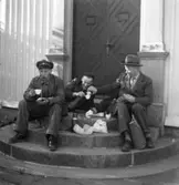 Tre män fikar på Papyrus fabriksområde, 18/6-1955.