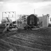 Transport av transformator 50 kW på Papyrus fabrik, 18/6-1955. Några män är med på bilden.