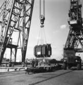Transport av transformator 50 kW. Omlastning i Göteborgs hamn 17/6-1955. Några män är med på bilden.