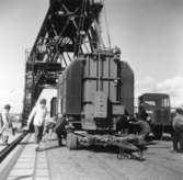 Transport av transformator 50 kW. Omlastning Göteborgs hamn. 17/6-1955. Några män är med på bilden.