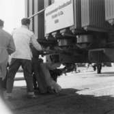Transport av transformator 50 kW. Omlastning i Göteborgs hamn 17/6-1955. Några män är med på bilden.