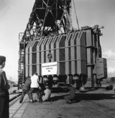 Transport av transformator 50 kW, Omlastning i Göteborgs hamn 17/6-1955. Några män är med på bilden.