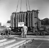 Transport av transformator 50 kW. Lastning i Göteborgs hamn, 17/6-1955.
Några män är med på bilden.