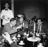 Reportage från pressvisningen den 29/8 1955.
Disponent Hans Hulthén med flera.