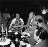 Reportage från pressvisningen den 29/8 1955. Diponent HAns Hulthén med hustru med flera.