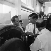 Reportage från pressvisningen den 29/8 1955.
Visning av sliperiet, ingenjör Holger Sillén.