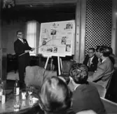 Reportage från pressvisningen den 29/8 1955.
Överingenjör William Tibell, ingenjör Wiggo Odenius, ingenjör Thor Svensson.