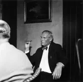 Reportage från pressvisningen den 29/8 1955.
Styrelseordförande Marcus Wallenberg.