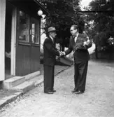 Portvakt August Johansson vid avgång ur tjänst.