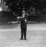 Portvakt August Johansson vid avgång ur tjänst.