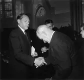 Utdelning av minnesgåvan den 24/9 1955.
Disponent Hans Hulthén, Åke Winsnes.