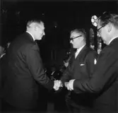 Utdelning av minnesgåvan den 24/9 1955.
Styrelseordförande Marcus Wallenberg, ingenjör Agne Wiselqvist t.h.