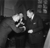 Utdelning av minnesgåvan den 24/9 1955. Fr. v. Disponent Hans Hulthén, Karl-Erik Gullstrand och okänd man,