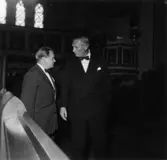 Utdelning av minnesgåvan den 24/9 1955.
Fr. h. Styrelseordförande Marcus Wallenberg, personalchef Håkan Törnquist.