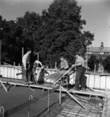 Byggnad N:o 6, tillbyggnad 1954. Gjutning av undertak. Okända män på bilden.